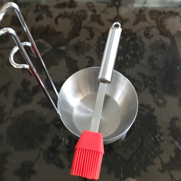 A barbecue sauce dispenser - Picture 3 of 4